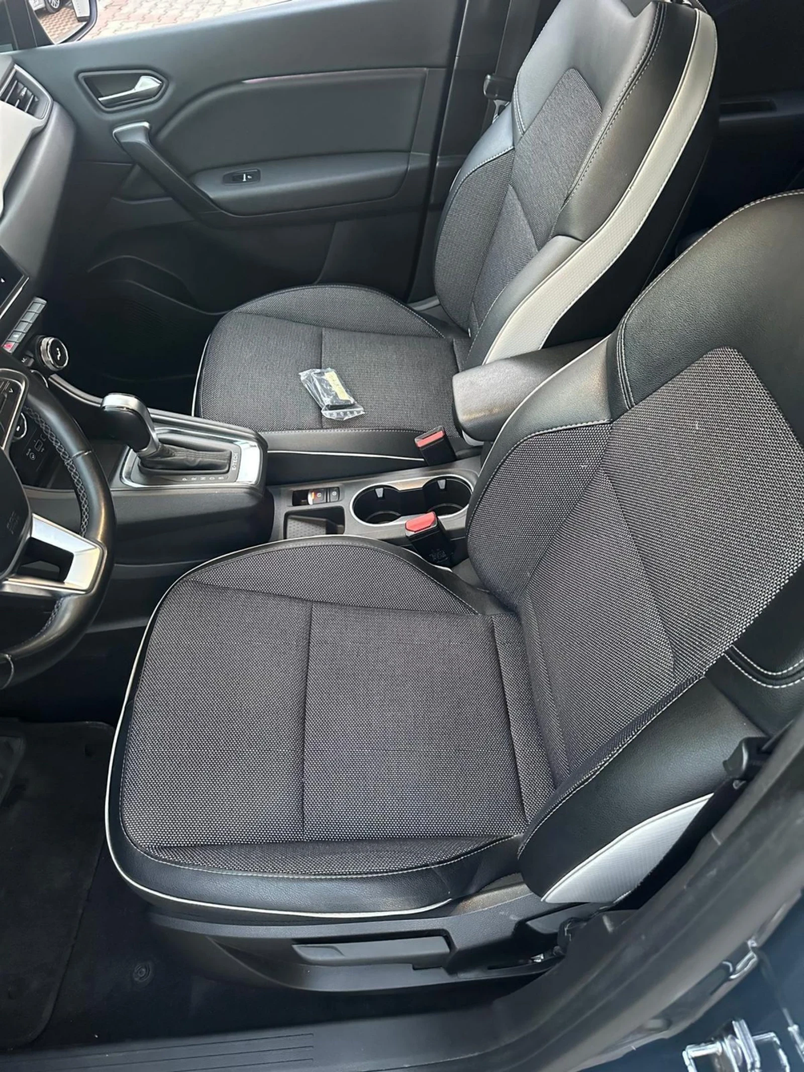 Renault Captur 1.6 , снимка 8 - Автомобили и джипове - 54715273