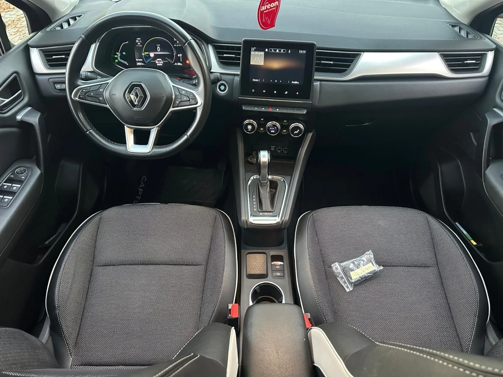 Renault Captur 1.6 , снимка 9 - Автомобили и джипове - 54715273