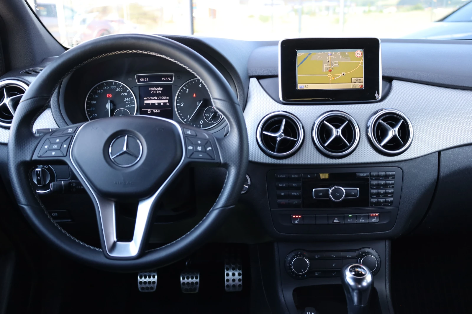 Mercedes-Benz B 180 * NAVI* LED LIGHTS* PARK ASISST* , снимка 11 - Автомобили и джипове - 54966877