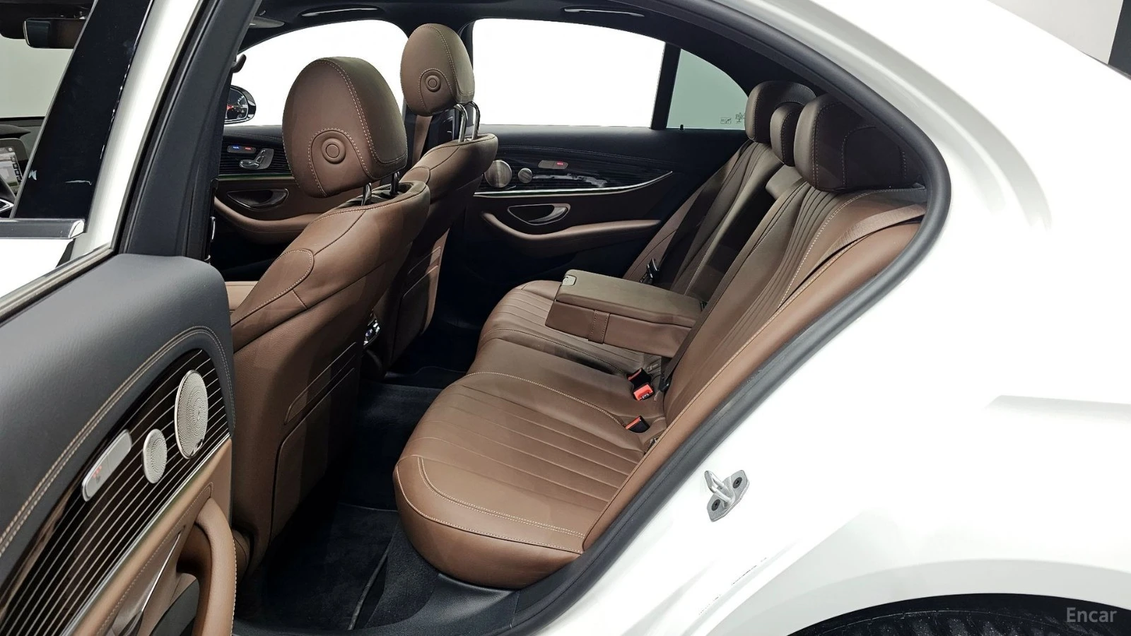 Mercedes-Benz E 450 4MATIC* EXCLUSIVE* ПОДГРЕВ* ОБДУХВ* BURM.* PANO* 3, снимка 10 - Автомобили и джипове - 55449667