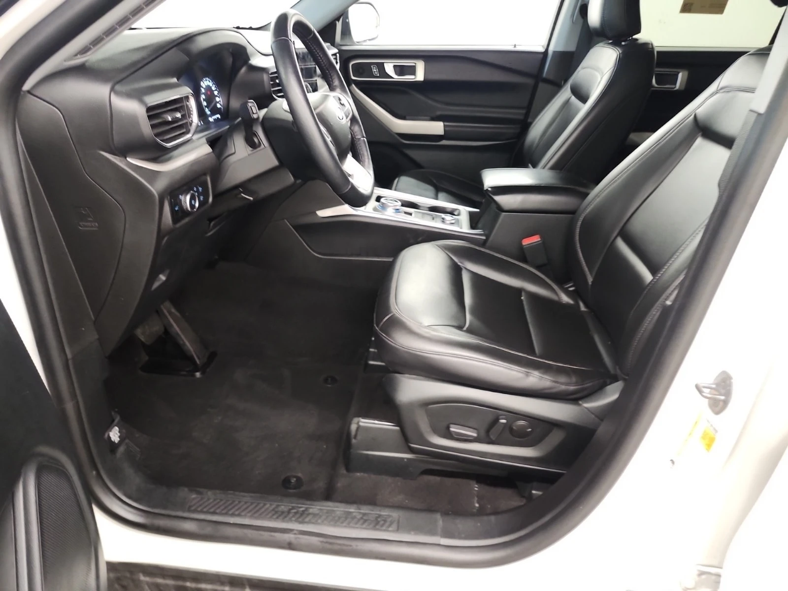 Ford Explorer XLT| HUD| PANO| 2 КЛЮЧА| ПОДГРЕВИ| , снимка 5 - Автомобили и джипове - 55992359