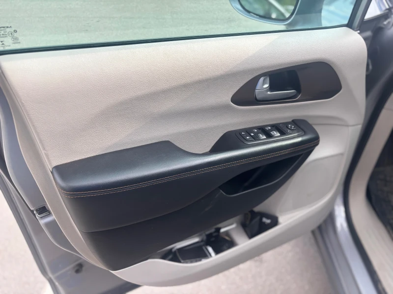 Chrysler Pacifica 3.6 Limited, снимка 9 - Автомобили и джипове - 52381426