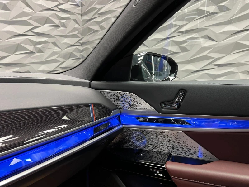 BMW 740 d xDrive* Shadowline* M-Sport* TV* Swarovski* B&W*, снимка 16 - Автомобили и джипове - 53294698