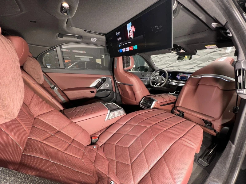 BMW 740 d xDrive* Shadowline* M-Sport* TV* Swarovski* B&W*, снимка 12 - Автомобили и джипове - 53294698