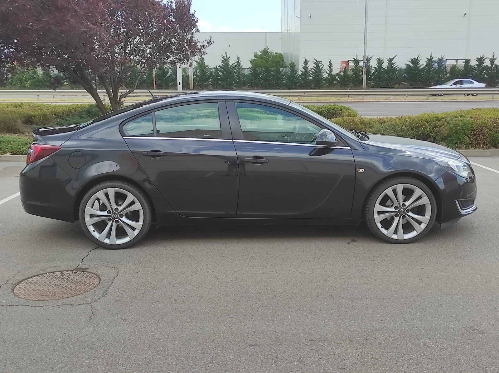 Opel Insignia 2.0d FACELIFT ОБСЛУЖЕН РЕГИСТРИРАН КАСКО ПЕРФЕКТНА - изображение 2