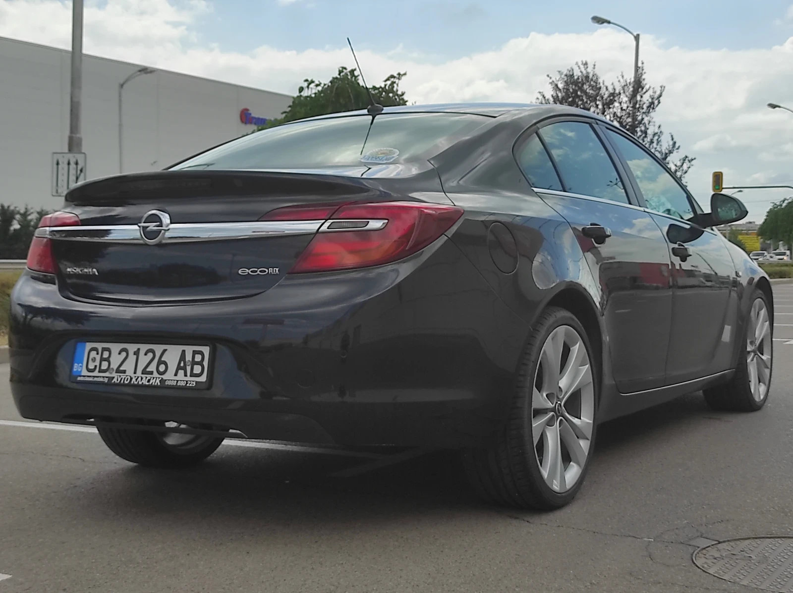 Opel Insignia 2.0d FACELIFT ОБСЛУЖЕН РЕГИСТРИРАН КАСКО ПЕРФЕКТНА - изображение 3
