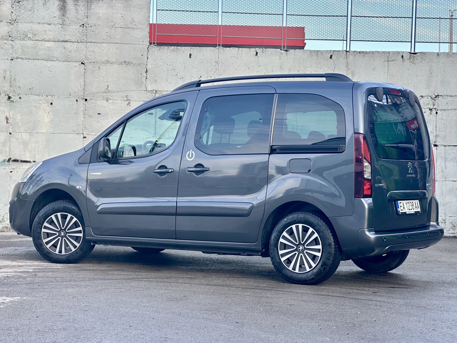 Peugeot Partner Tepee FullElectric Allure - изображение 3