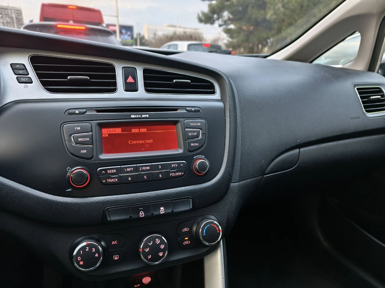 Kia Ceed 1.4 CRDi, снимка 9 - Автомобили и джипове - 54087114