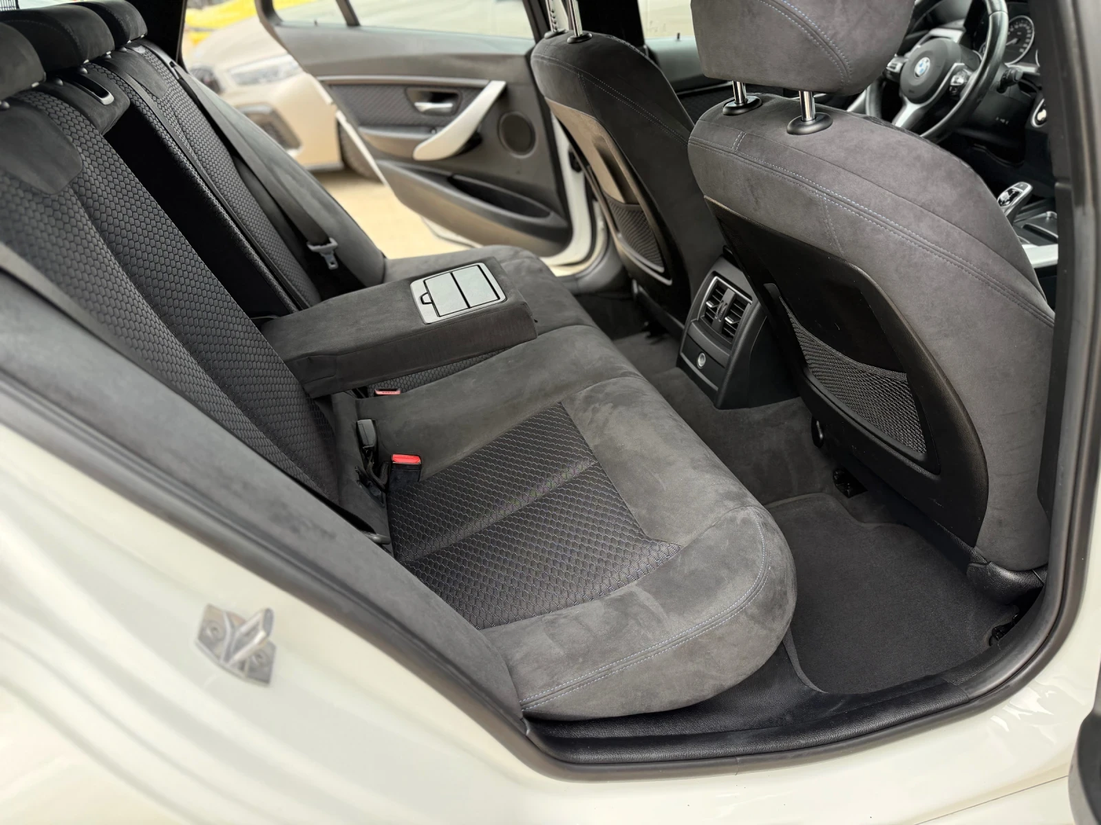 BMW 320 M SPORT / XDRIVE / КАМЕРА / 2 КОМПЛЕКТА ГУМИ / LED, снимка 11 - Автомобили и джипове - 54591251