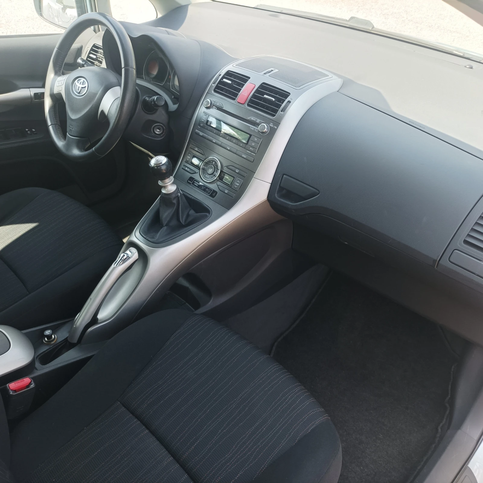 Toyota Auris 1, 6 6ск., снимка 10 - Автомобили и джипове - 54609349