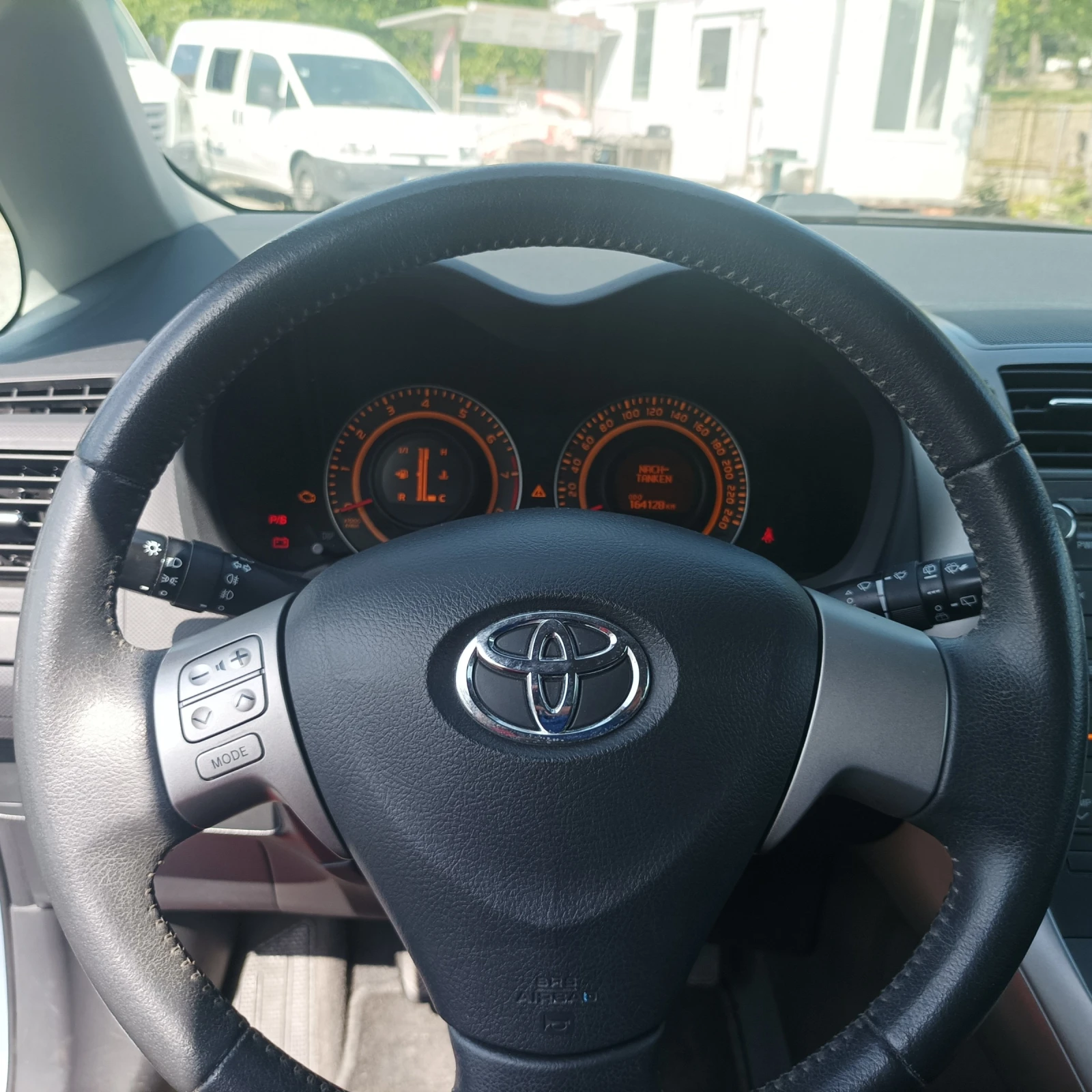 Toyota Auris 1, 6 6ск., снимка 13 - Автомобили и джипове - 54609349