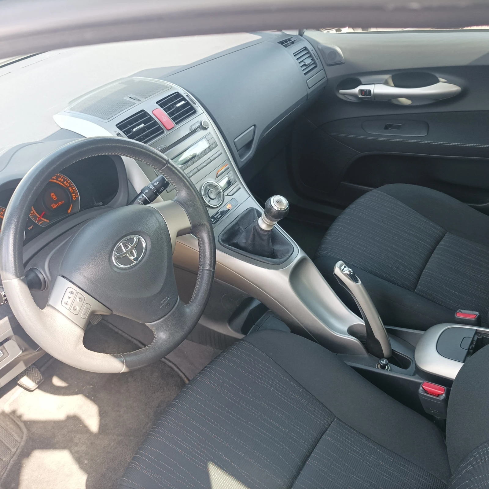 Toyota Auris 1, 6 6ск., снимка 9 - Автомобили и джипове - 54609349