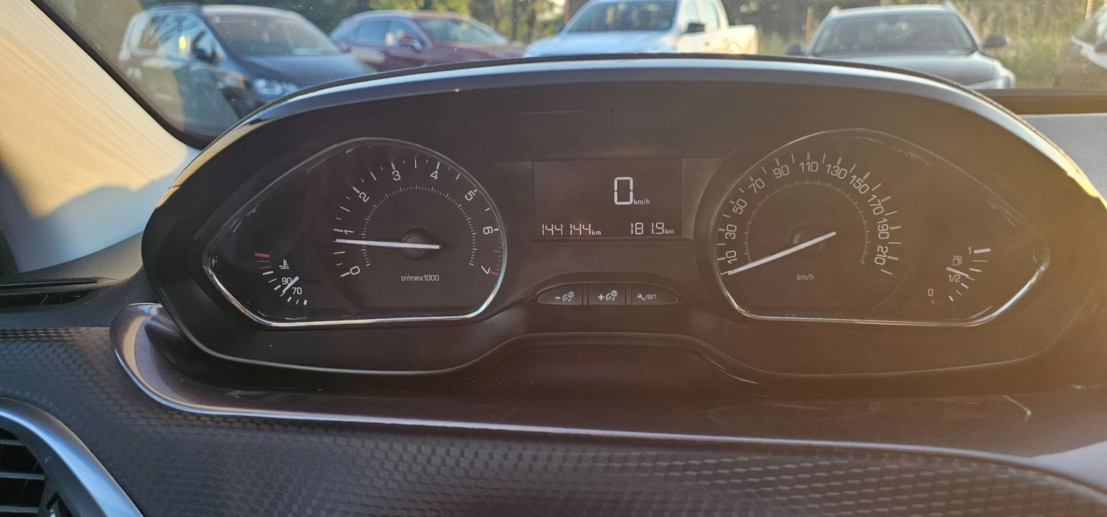 Peugeot 2008 1.2/82ks/Реални километри!!! , снимка 11 - Автомобили и джипове - 55365845