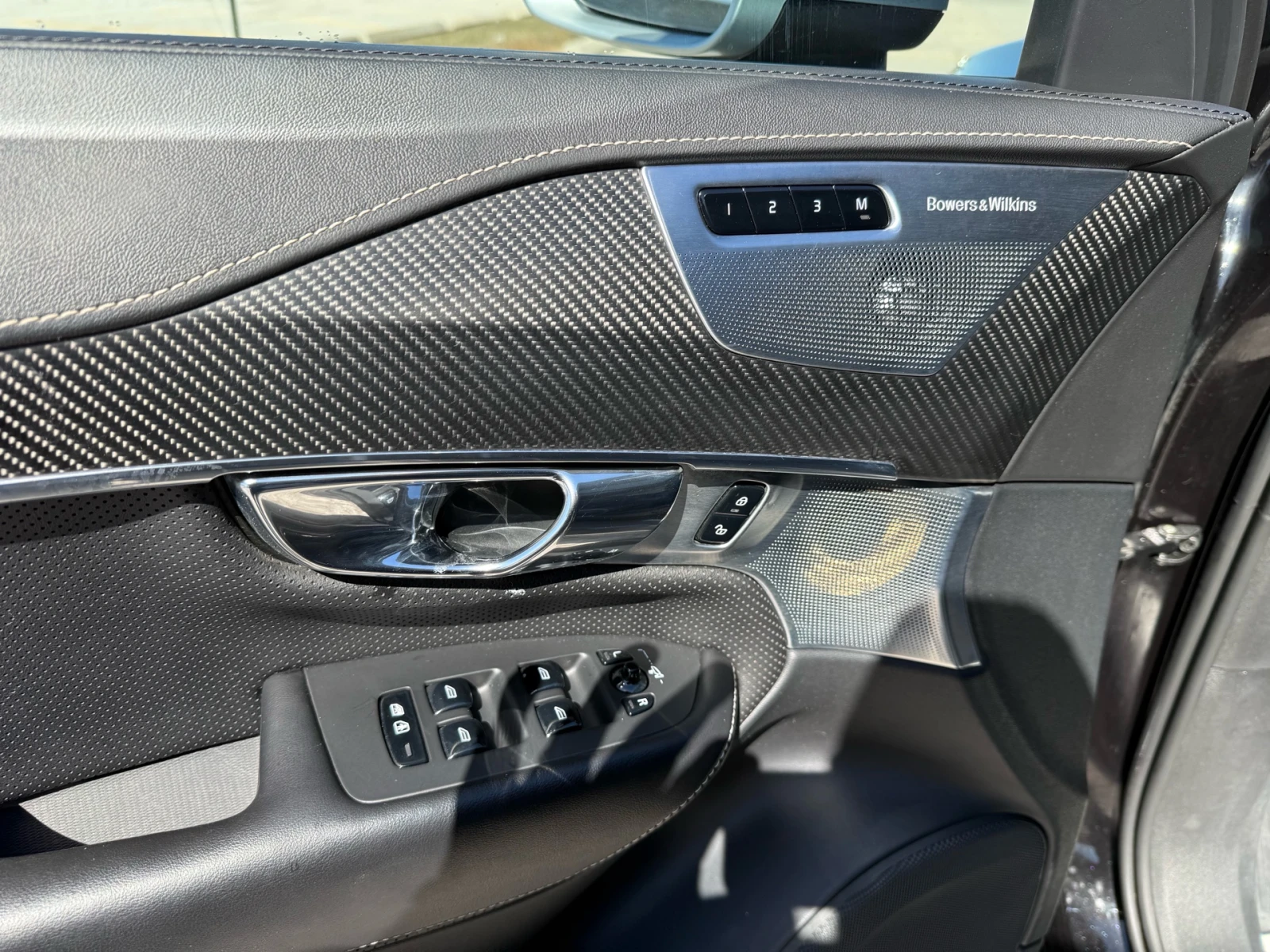 Volvo Xc90 T8 R-Design Plug-in Hybrid Navi/H.U.D/Pano| 360, снимка 4 - Автомобили и джипове - 54660843