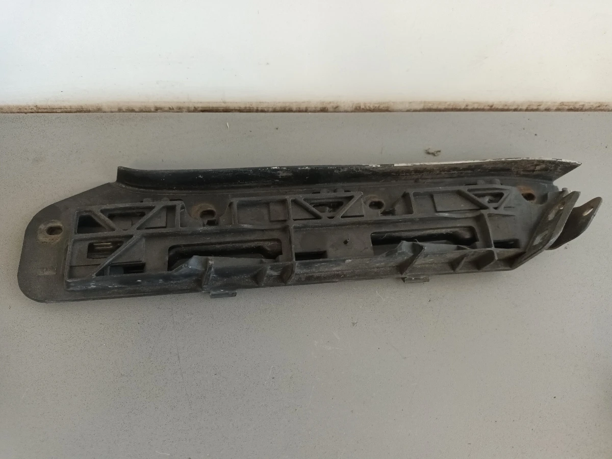 Водач,държач предна броня ляв фолксваген туран 2.0тди 