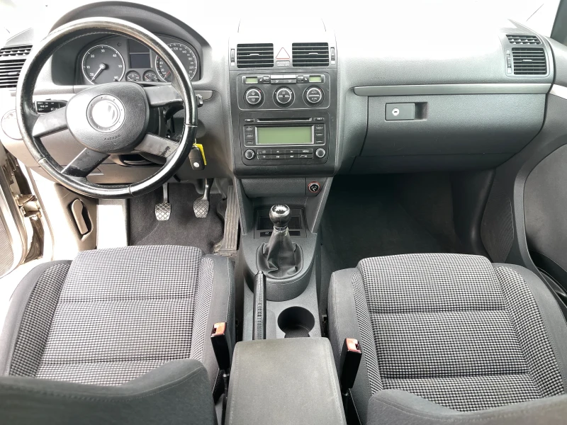 VW Touran 2.0 7 Местен, снимка 9 - Автомобили и джипове - 47470238