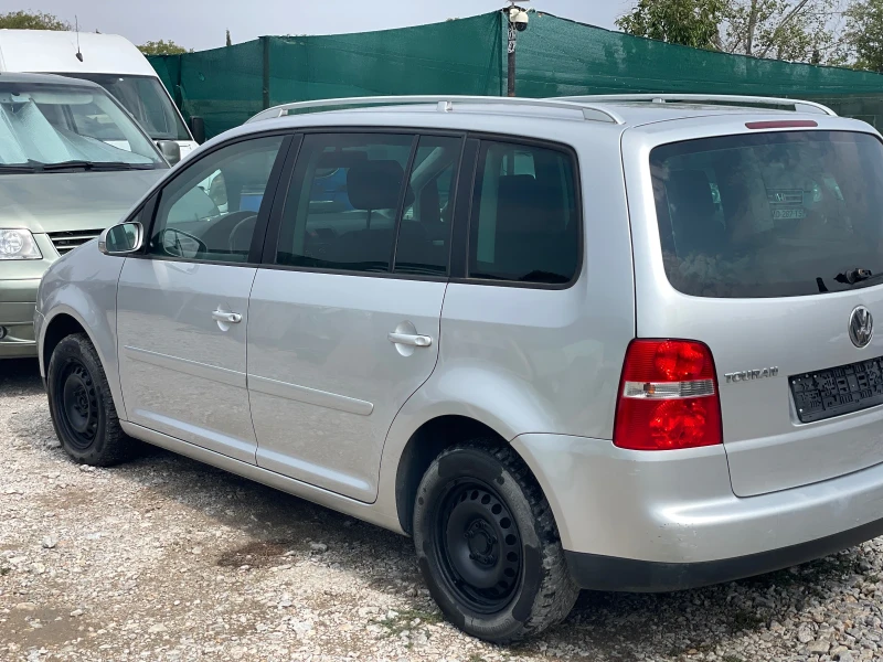 VW Touran 2.0 7 Местен, снимка 4 - Автомобили и джипове - 47470238