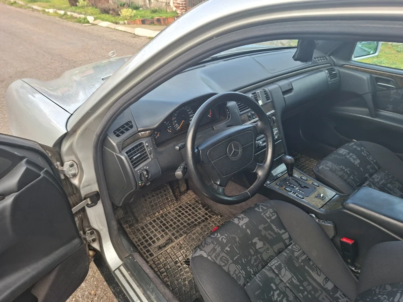 Mercedes-Benz E 300, снимка 13 - Автомобили и джипове - 53401961