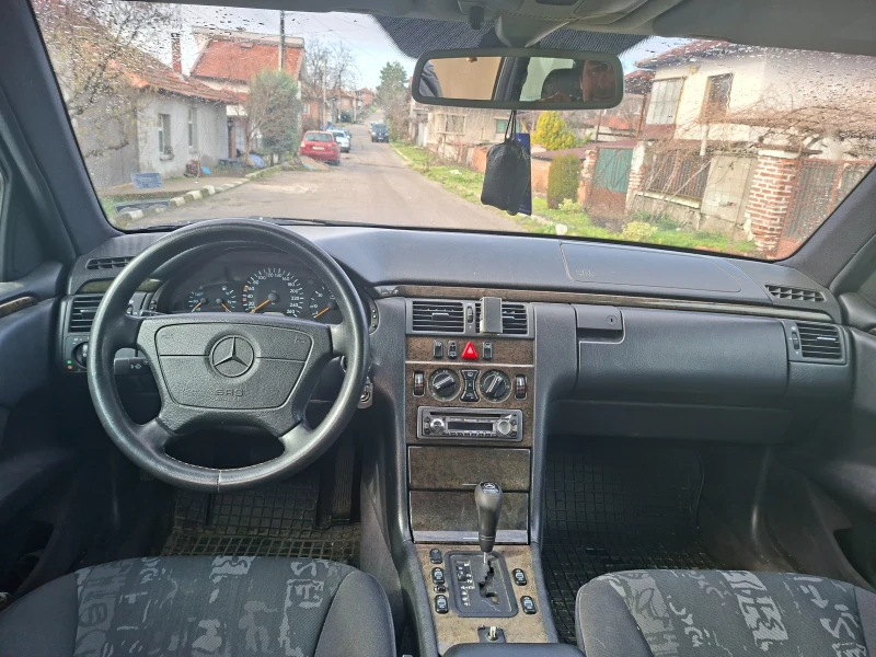 Mercedes-Benz E 300, снимка 11 - Автомобили и джипове - 53401961