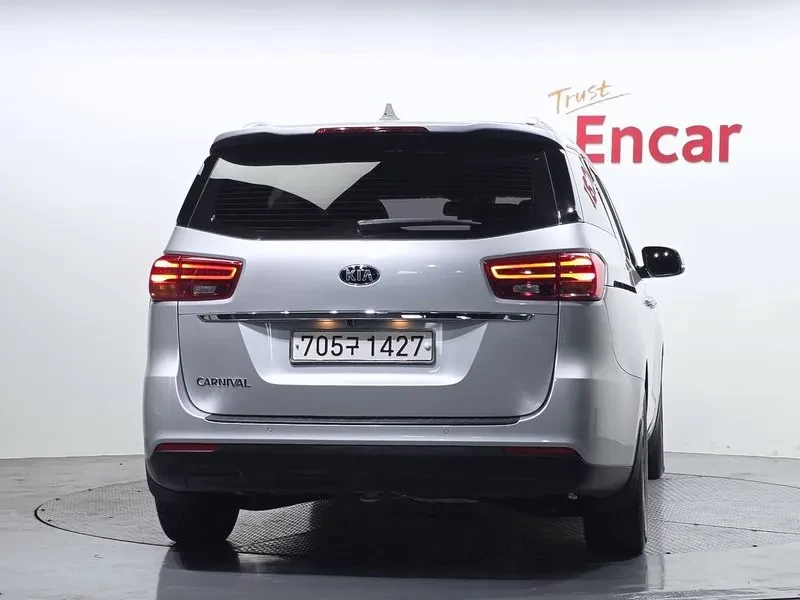 Kia Carnival 11-Seater Prestige, снимка 4 - Автомобили и джипове - 55937003