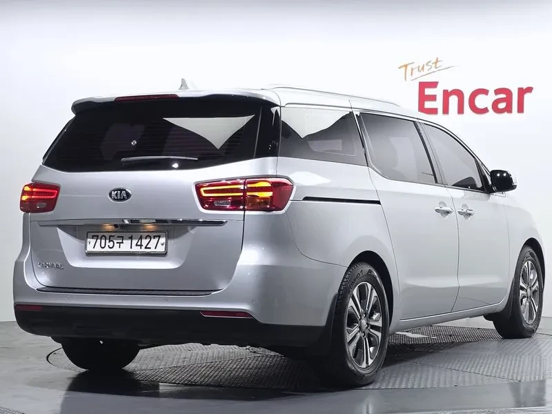 Kia Carnival 11-Seater Prestige, снимка 2 - Автомобили и джипове - 55937003