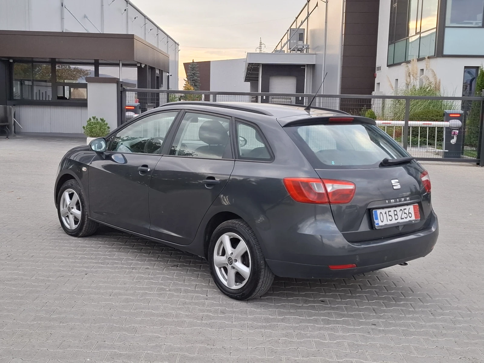 Seat Ibiza 1.2i* (75кс)* * FACELIFT* * НОВ ВНОС* *  - изображение 4