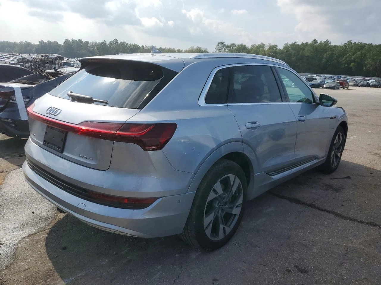 Audi E-Tron Premium Plus, снимка 3 - Автомобили и джипове - 55004155