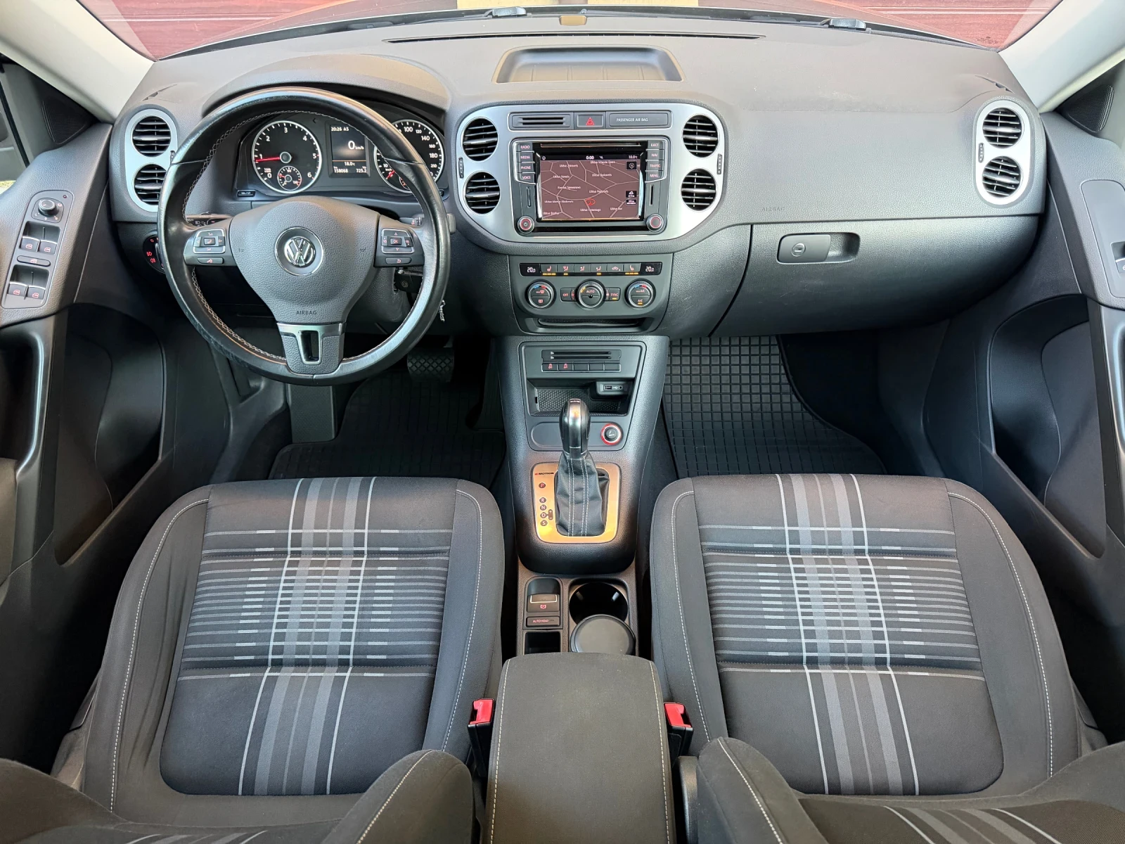 VW Tiguan 4x4* 2.0TDI-150ps с Пълна Сервизна История!, снимка 11 - Автомобили и джипове - 54740151