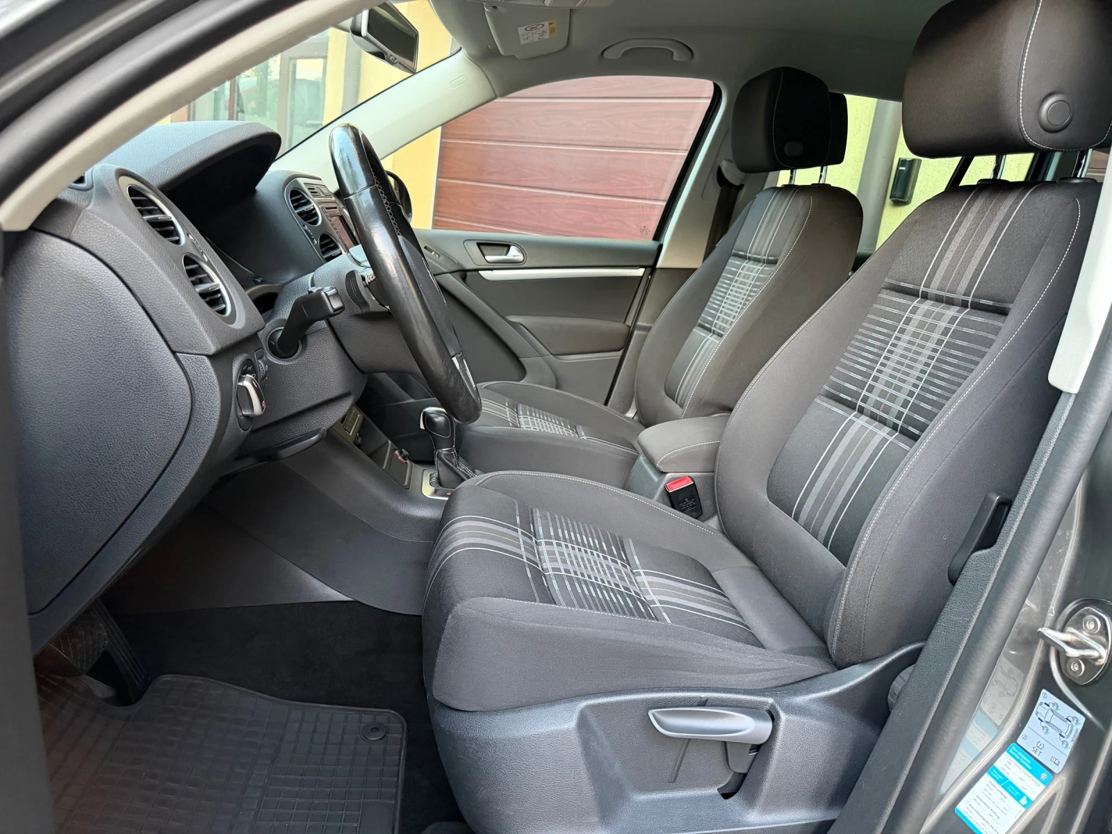 VW Tiguan 4x4* 2.0TDI-150ps с Пълна Сервизна История!, снимка 8 - Автомобили и джипове - 54740151