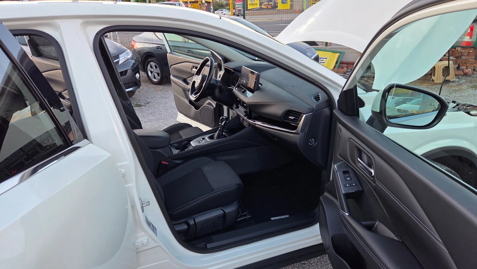 Nissan Qashqai 1.3 DIG-T Mild Hybrid, снимка 12 - Автомобили и джипове - 56199767
