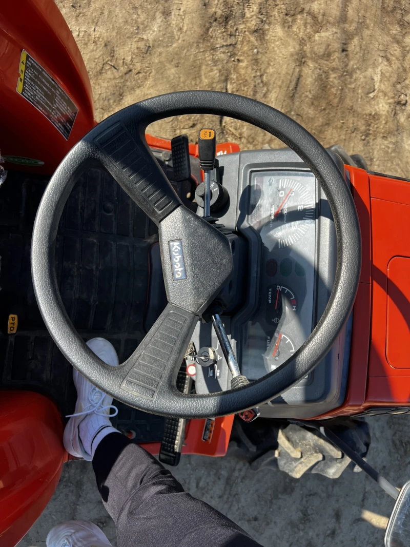Трактор Kubota, снимка 3 - Селскостопанска техника - 53167370