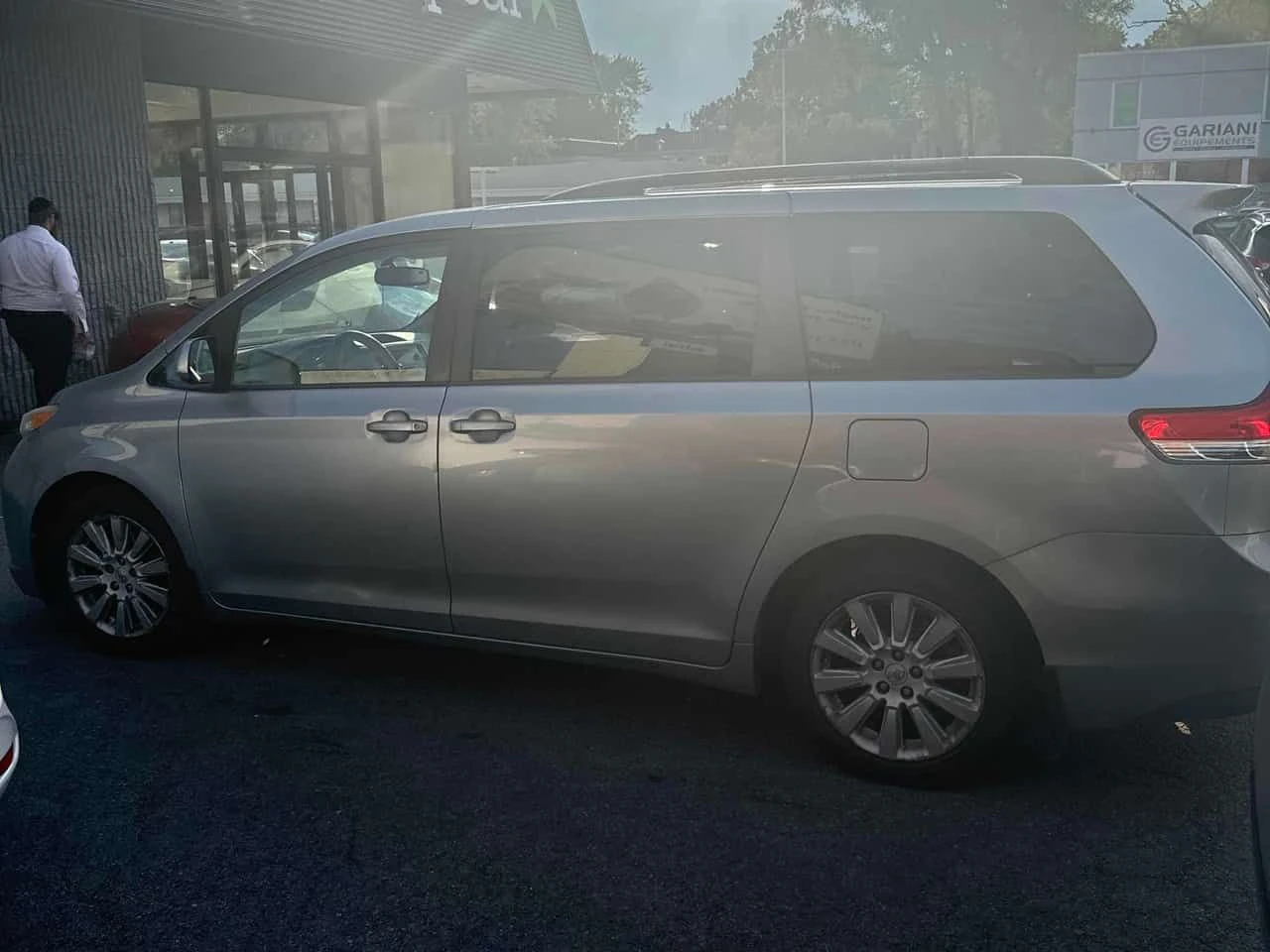 Toyota Sienna * XLE * АВТОКРЕДИТ БЕЗ ПЪРВОНАЧАЛНА ВНОСКА* , снимка 2 - Автомобили и джипове - 55427392