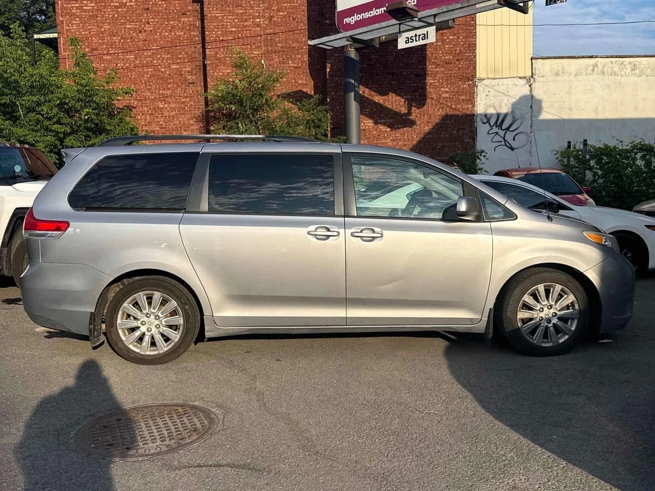 Toyota Sienna * XLE * АВТОКРЕДИТ БЕЗ ПЪРВОНАЧАЛНА ВНОСКА* , снимка 3 - Автомобили и джипове - 55427392