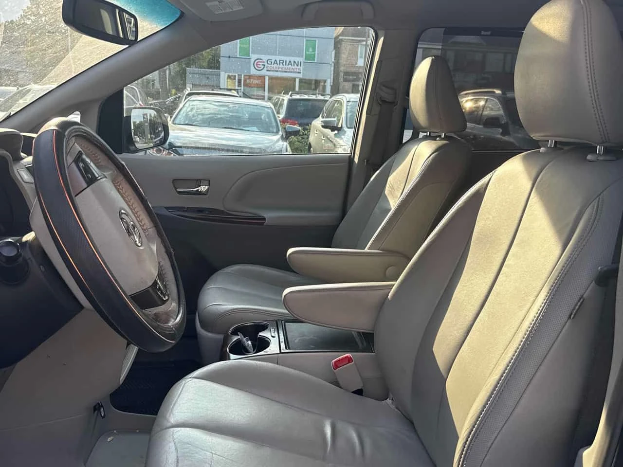 Toyota Sienna * XLE * АВТОКРЕДИТ БЕЗ ПЪРВОНАЧАЛНА ВНОСКА* , снимка 10 - Автомобили и джипове - 55427392