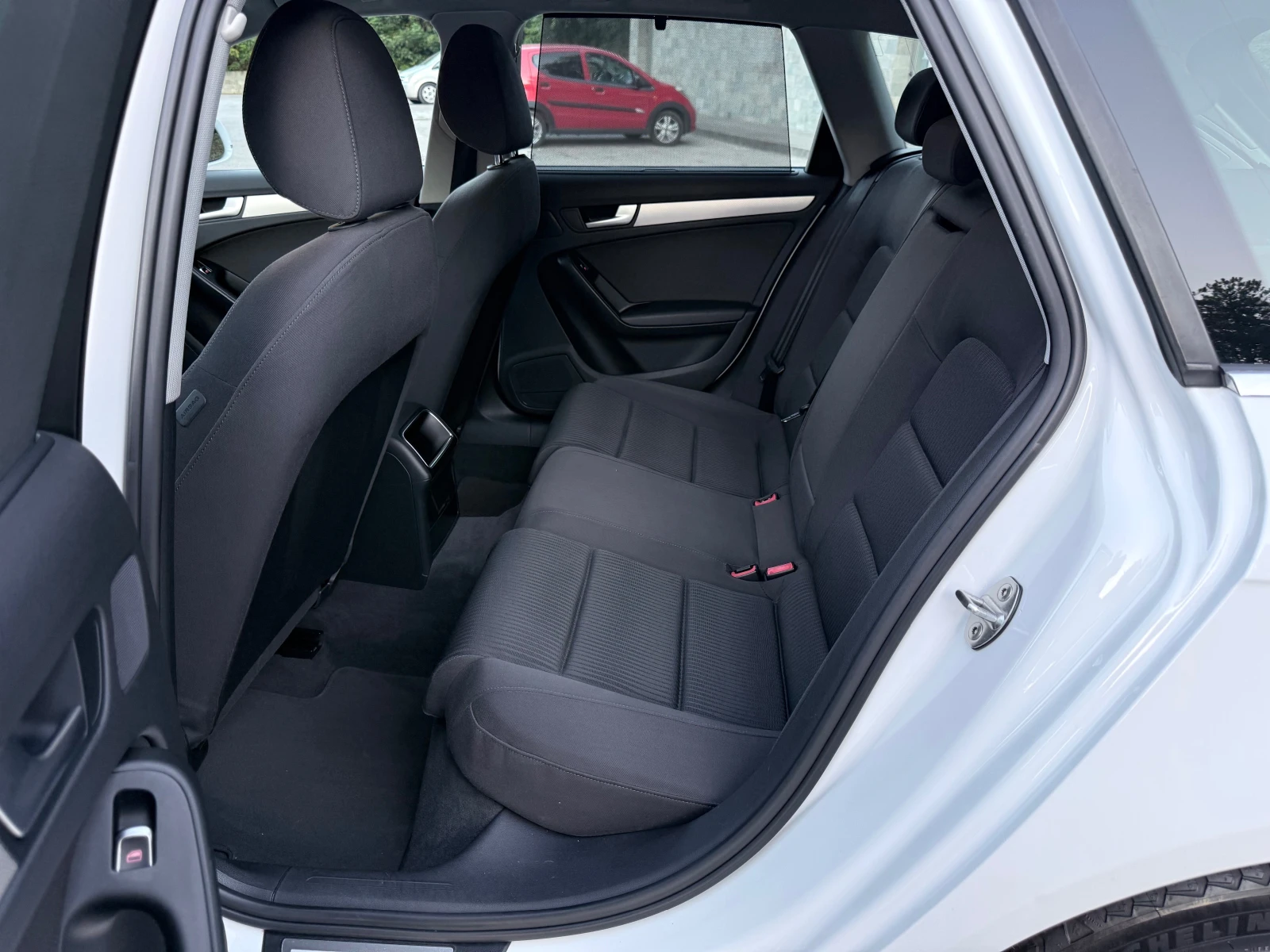 Audi A4 B8.5* 2.0TDI* FACELIFT* NAVI* LED* BiXenon* Euro5B, снимка 8 - Автомобили и джипове - 56134247
