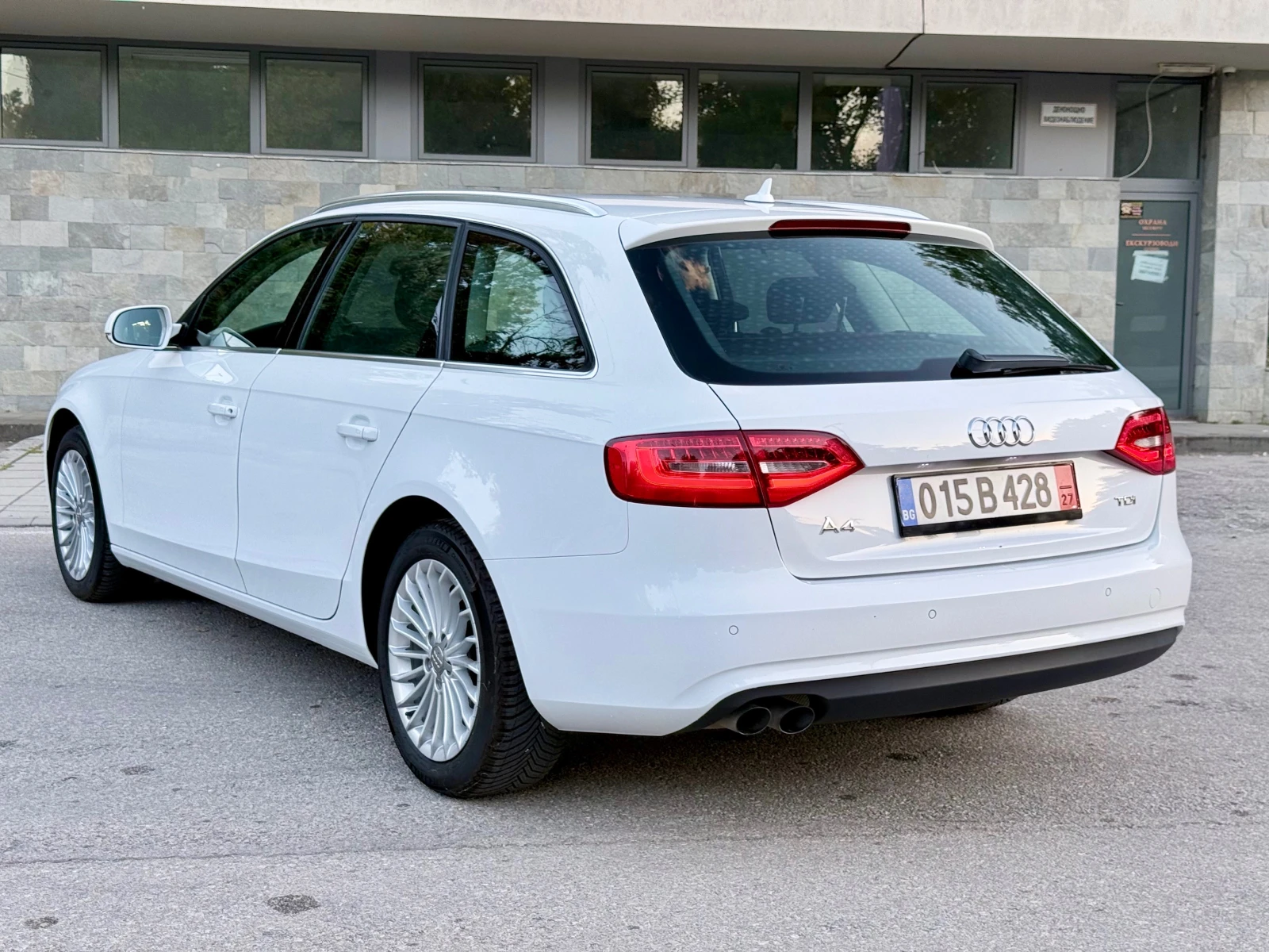 Audi A4 B8.5* 2.0TDI* FACELIFT* NAVI* LED* BiXenon* Euro5B, снимка 2 - Автомобили и джипове - 56134247