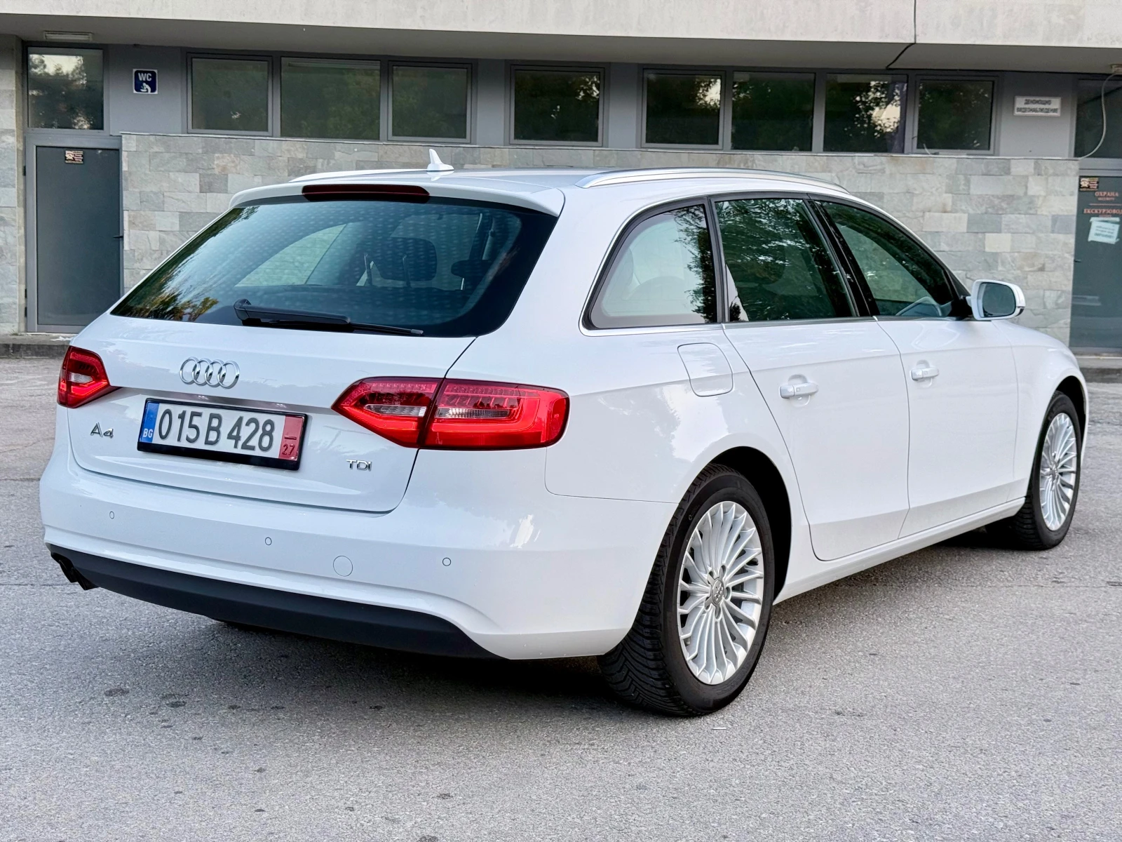 Audi A4 B8.5* 2.0TDI* FACELIFT* NAVI* LED* BiXenon* Euro5B, снимка 4 - Автомобили и джипове - 56134247
