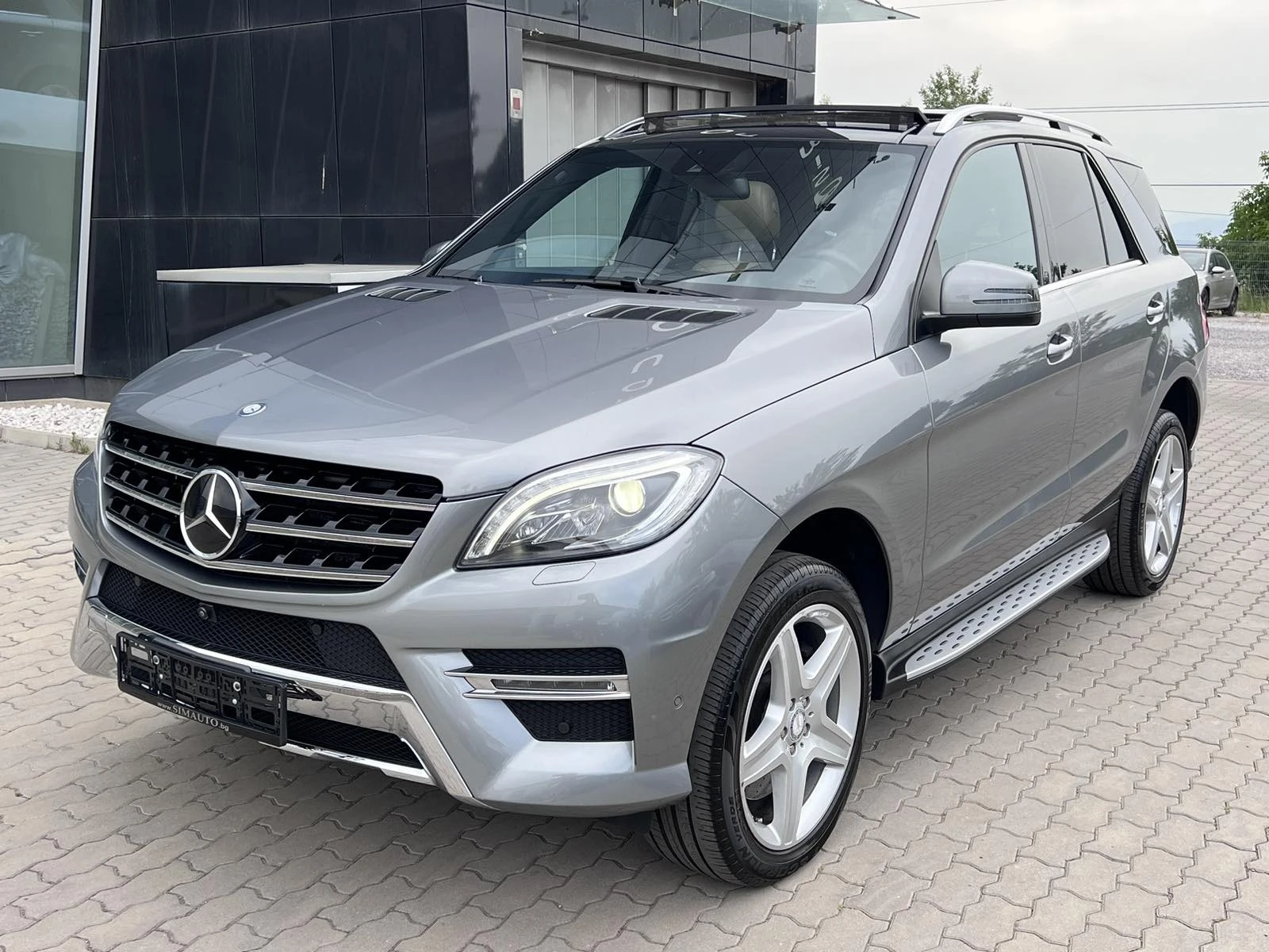 Mercedes-Benz ML 500 AMG, Панорама, Дистроник, Камери360, Обдухванe - изображение 2