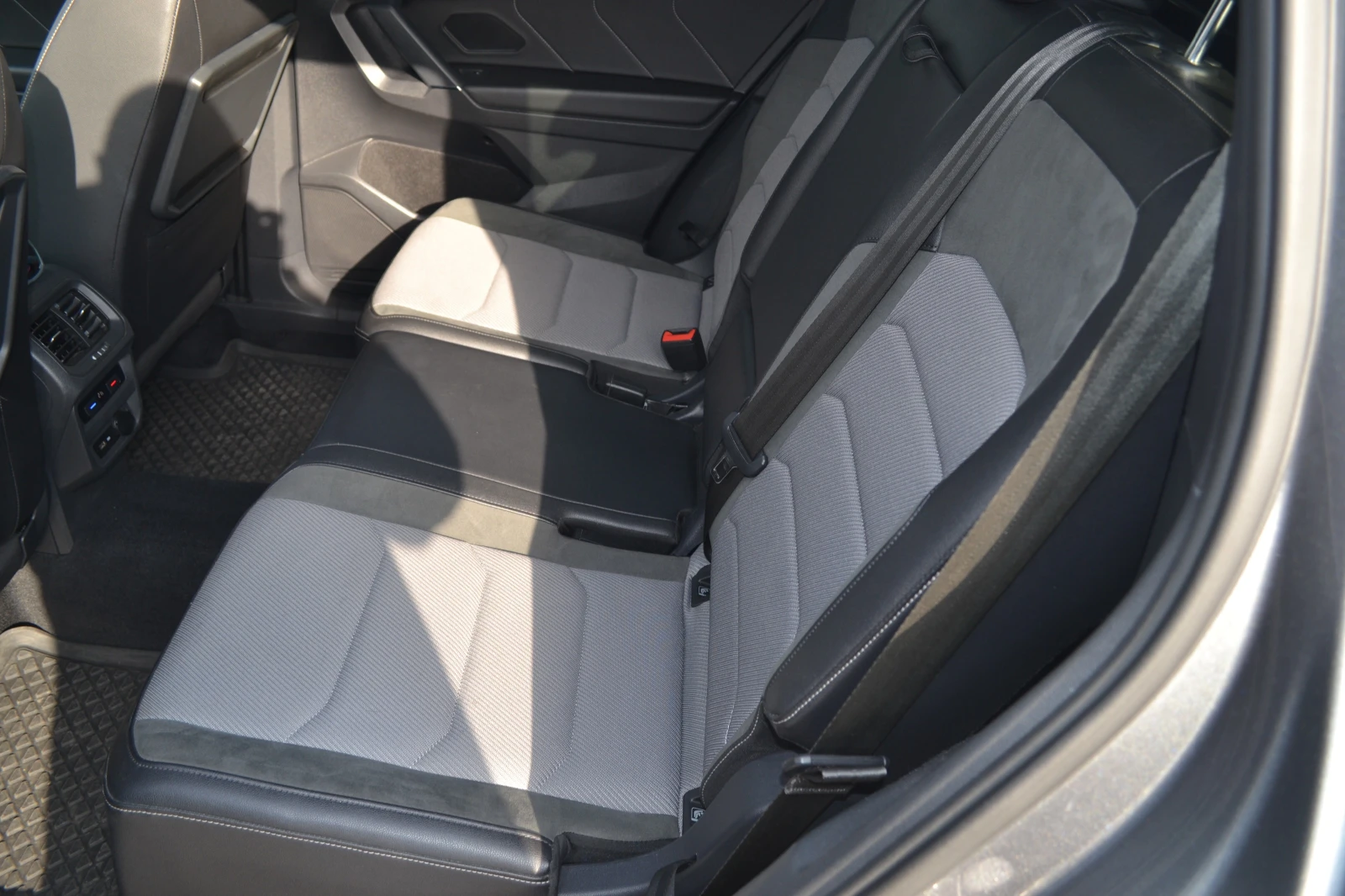 VW Tiguan 2.0TDI R-line 7DSG, снимка 9 - Автомобили и джипове - 53897510