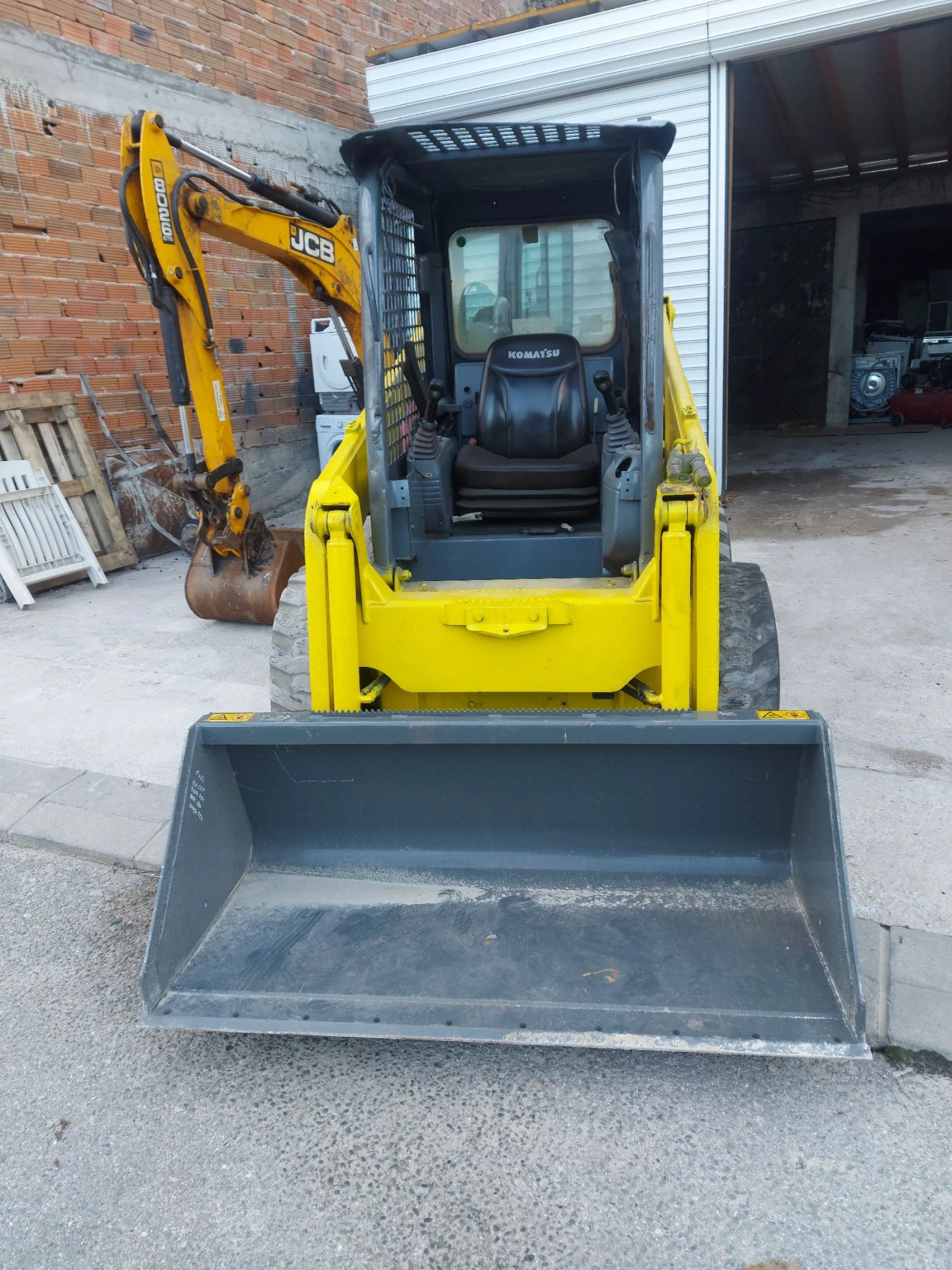 Мини челни товарачи Komatsu SK714 - изображение 3