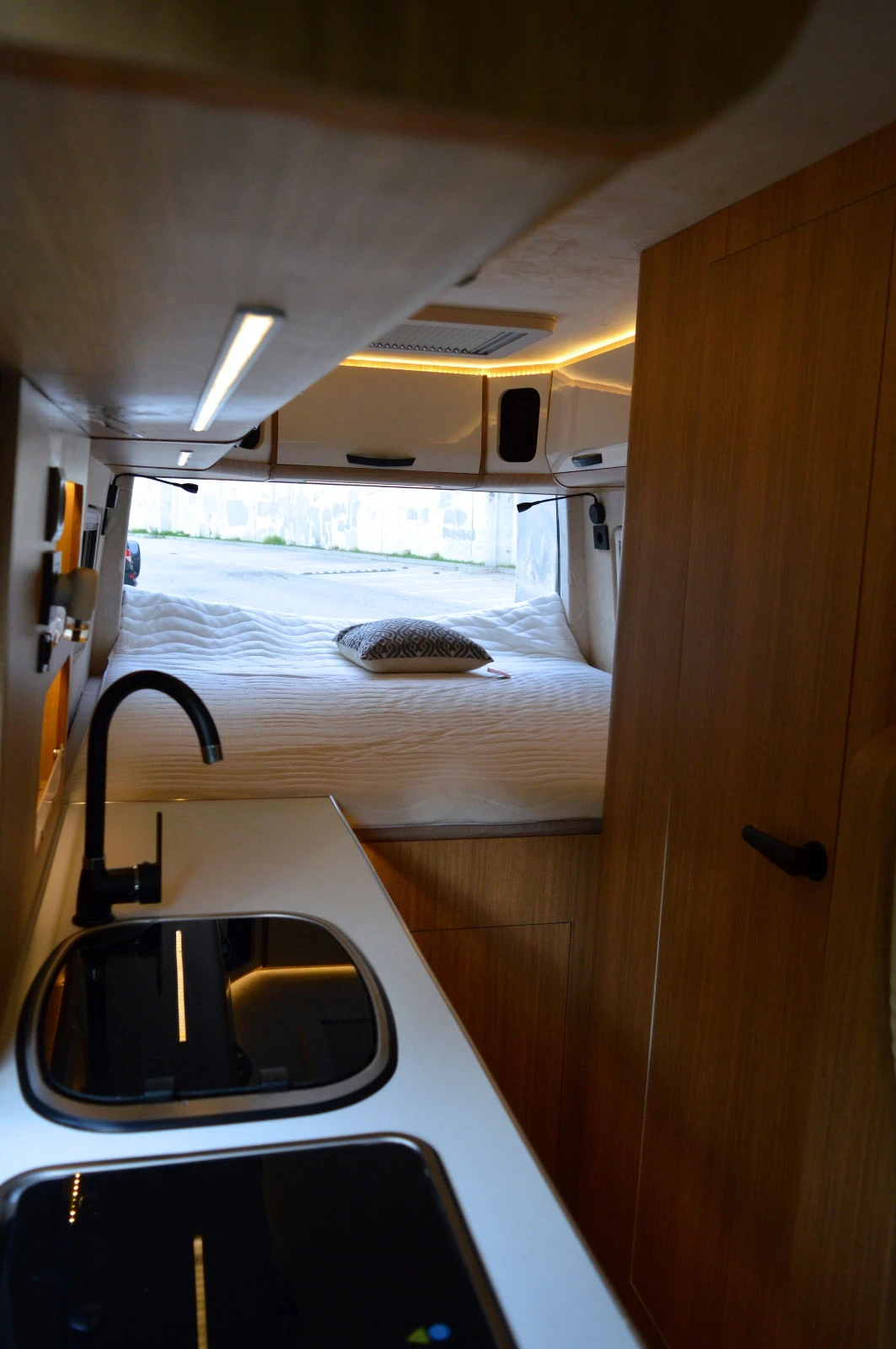 Кемпер VW Crafter L4H3 6, 8м, снимка 6 - Каравани и кемпери - 55151083