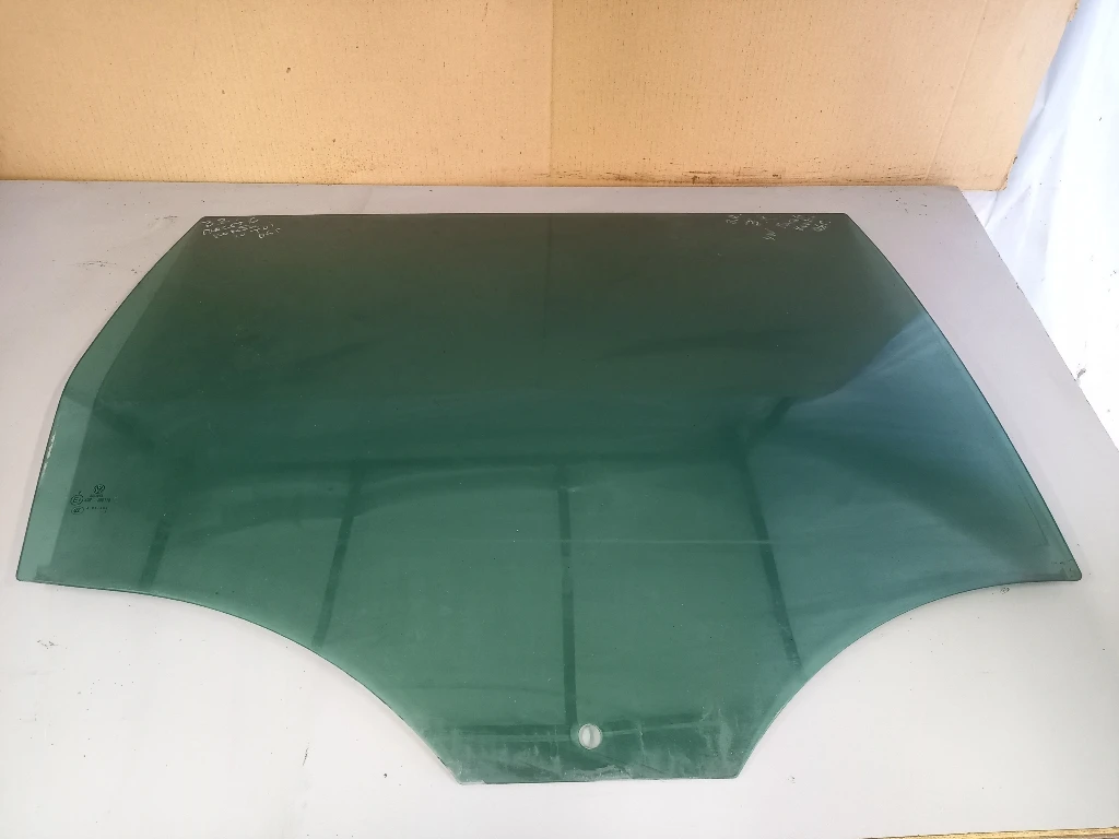 Стъкло задно дясно Фолксваген Пасат Б6 комби (к)