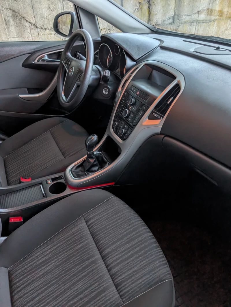 Opel Astra 1.4 Ecotec, снимка 12 - Автомобили и джипове - 52002061