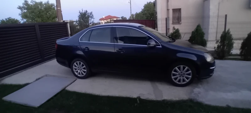 VW Jetta 2.0TDI , снимка 4 - Автомобили и джипове - 52665779
