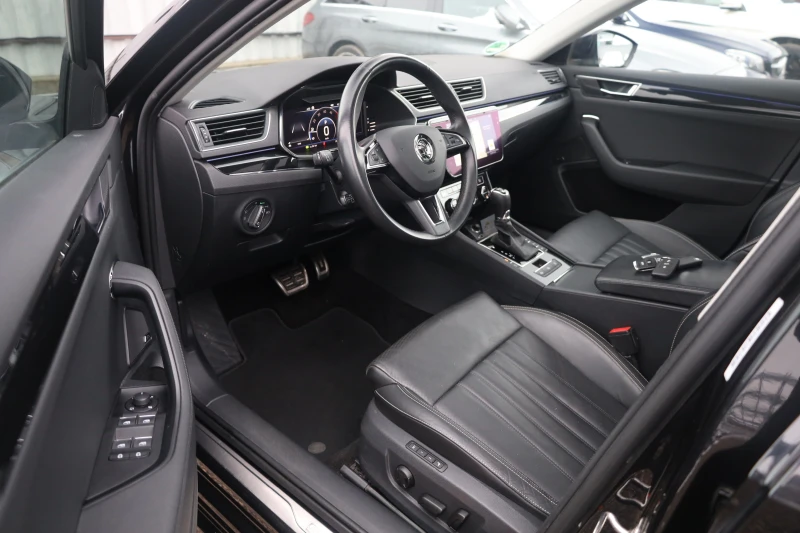 Skoda Superb 2.0 TDI 4x4 L&K ACC Massage KeyGO KAM Pano iCarbg, снимка 11 - Автомобили и джипове - 53189362