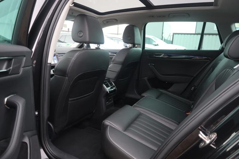 Skoda Superb 2.0 TDI 4x4 L&K ACC Massage KeyGO KAM Pano iCarbg, снимка 10 - Автомобили и джипове - 53189362