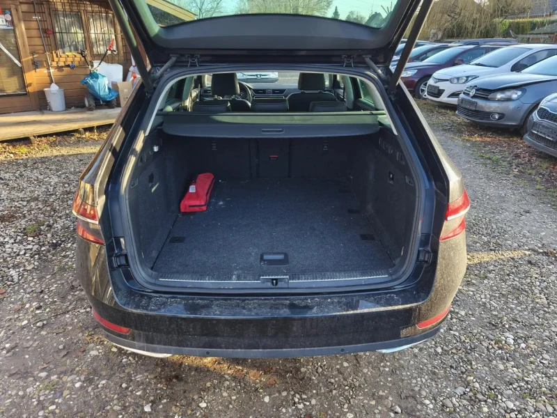 Skoda Superb 2.0 TDI 4x4 L&K ACC Massage KeyGO KAM Pano iCarbg, снимка 10 - Автомобили и джипове - 53189362