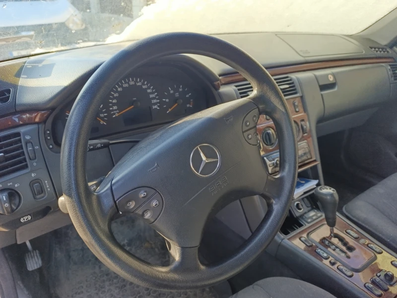Mercedes-Benz E 220 2.2D, снимка 7 - Автомобили и джипове - 53356264