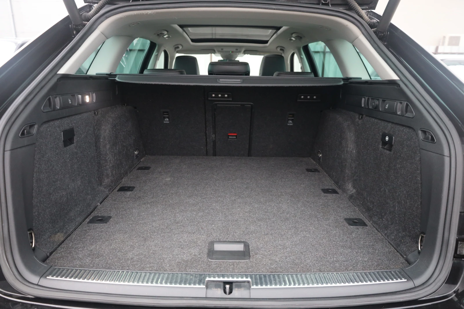 Skoda Superb 2.0 TDI 4x4 L&K ACC Massage KeyGO KAM Pano iCarbg, снимка 9 - Автомобили и джипове - 53189362