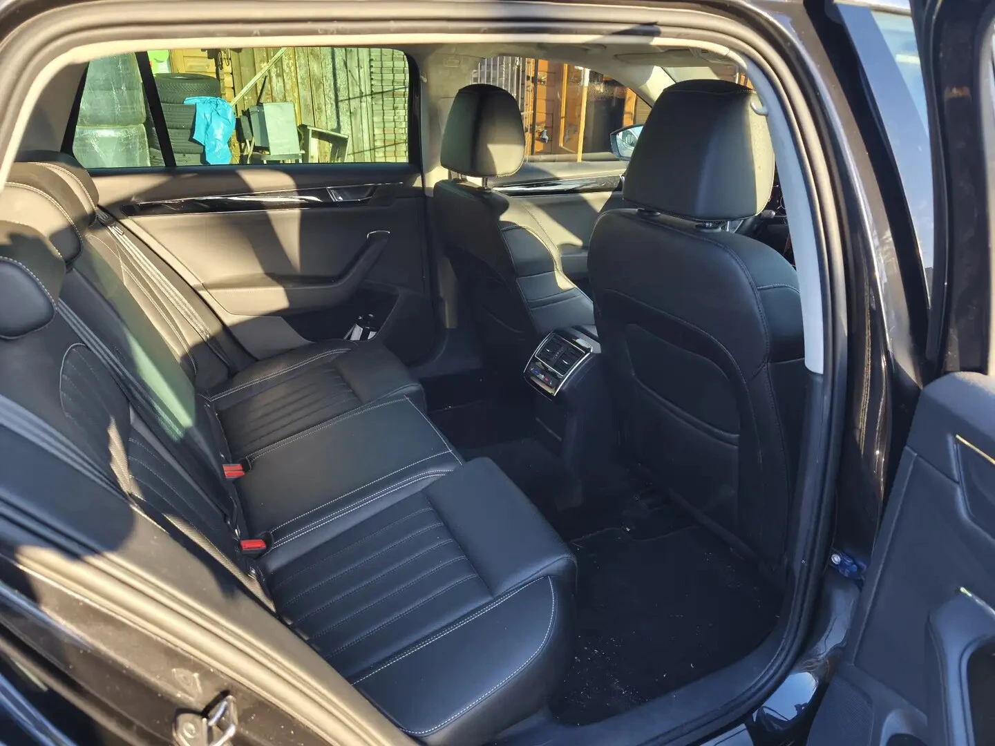 Skoda Superb 2.0 TDI 4x4 L&K ACC Massage KeyGO KAM Pano iCarbg - изображение 6